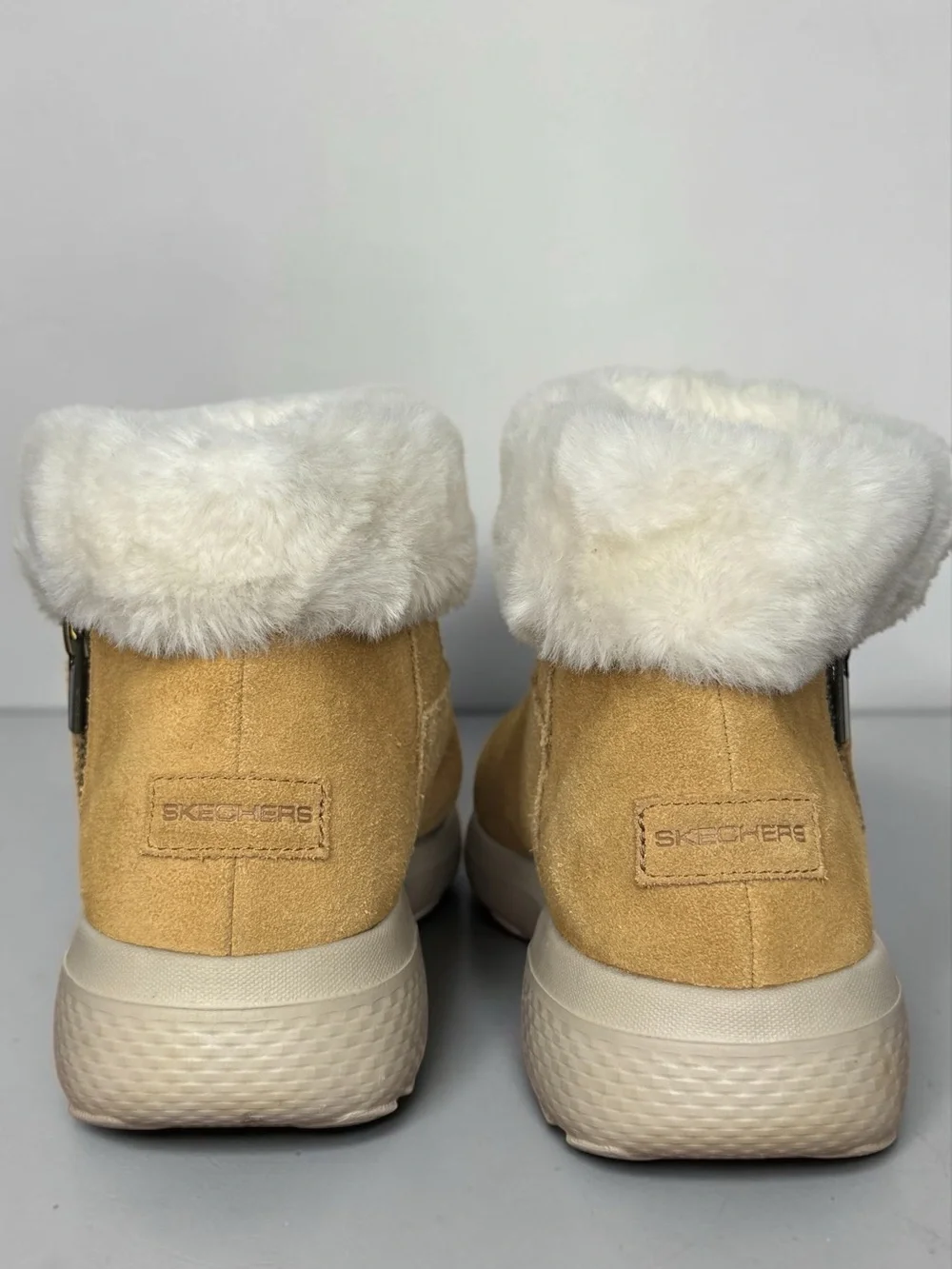 Skechers On-the-GO Joy-Bundle Up Boot GoGa Mat Insole Women’s Tan Suede Slip GUC